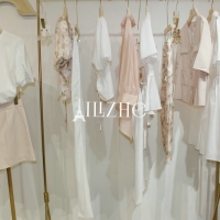 时尚穿搭 | 夏日女孩，如何把基础白T穿出高级时尚感？