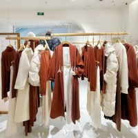 暖冬季：打造明亮色系女装店铺陈列