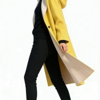 这件明黄色大衣，把松弛感焊在身上